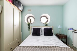 1 bedroom, laptop workspace, iron/ironing board, bed sheets - Heart of London Hideaway (London)