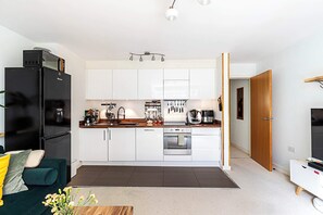 Appartamento Basic | Cucina privata | Frigorifero, microonde, forno, piano cottura