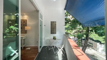 Basic Apartment | Outdoor dining