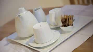 Kylskåp, mikrovågsugn, spishäll och kaffe- och tebryggare