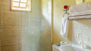 家庭木屋, 阳台, 山景 | 浴室 | 淋浴设施、毛巾、肥皂、卫生纸