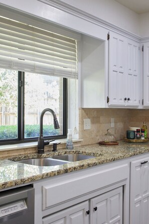 Fridge, microwave, oven, stovetop - Spacious 3+ bedroom home in a quiet cul-de-sac near I35 in Norman (Norman)