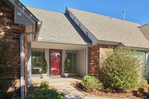 Exterior detail - Spacious 3+ bedroom home in a quiet cul-de-sac near I35 in Norman (Norman)