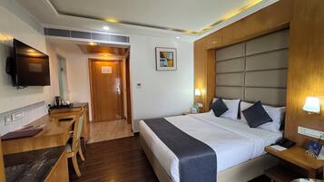 Comfort tweepersoonskamer, uitzicht op stad | Een bureau, een laptopwerkplek, een strijkplank/strijkijzer, gratis wifi