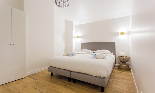 2 bedrooms, desk, iron/ironing board, free WiFi - NESTLED IN THE VIBRANT AND HISTORIC NEIGHBORHOOD OF RUE SAINT BON–MARAIS- 2 BEDS (Paris)