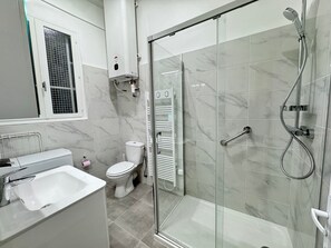Shower, hair dryer, towels - cocon du moulin (Niza)
