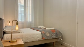 1 غرفة نوم ومكواة/لوح كي وواي فاي مجانًا وملاءات أسرّة