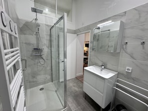 Dusche, Haartrockner, Handtücher