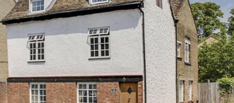 4 BR & 2 Bathroom House Parking Garden St Neots Town Centre