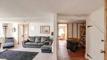 House, 4 Bedrooms, Patio, City View | Interior