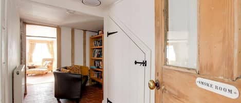 House, 4 Bedrooms, Patio, City View | Living area | Books