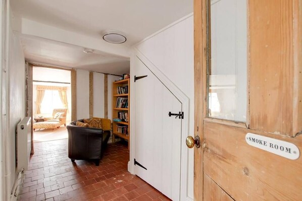 Casa, 4 habitaciones, patio, vista a la ciudad | Área de sala de estar | Libros