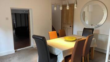 Rumah, 4 kamar tidur, patio, pemandangan kota | Tempat makan