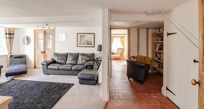 4 BR & 2 Bathroom House Parking Garden St Neots Town Centre