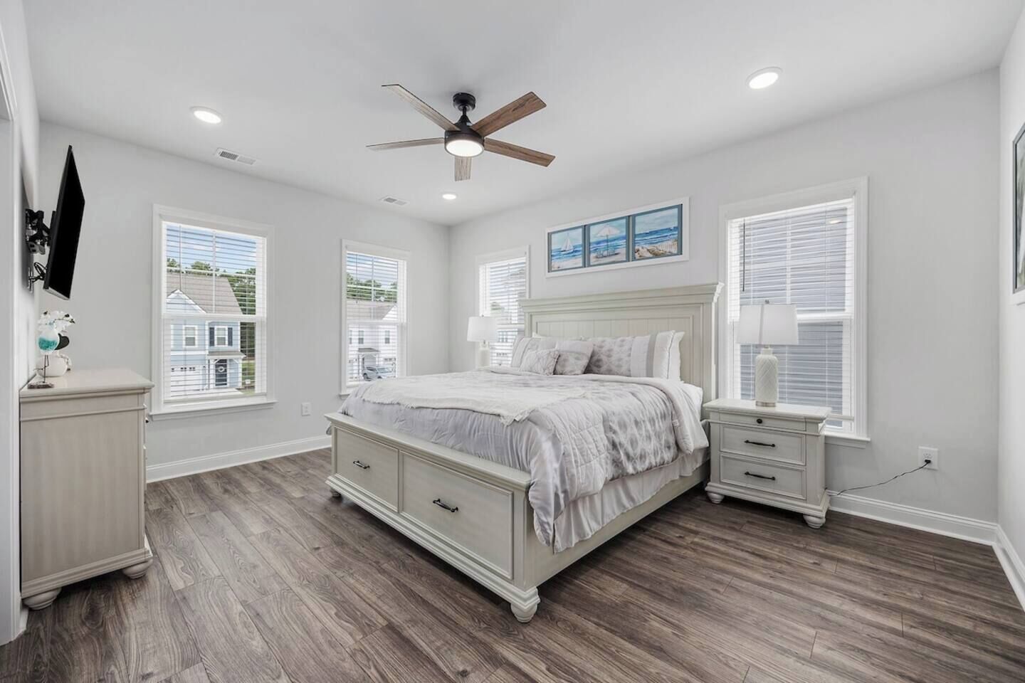 4 bedrooms, desk, iron/ironing board, WiFi (free)