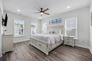 4 bedrooms, iron/ironing board, free WiFi, bed sheets - Golf-range View- Slps 11-Beach Shuttle-Grill- Pool (North Myrtle Beach)