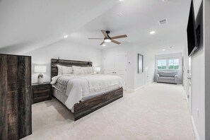 4 bedrooms, iron/ironing board, free WiFi, bed sheets