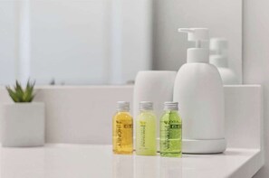 Secadora de cabello, toallas, jabón, shampoo 