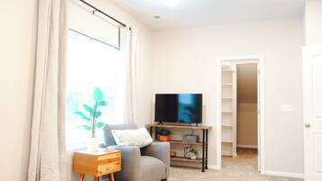 5 bedrooms, iron/ironing board, free WiFi, bed sheets