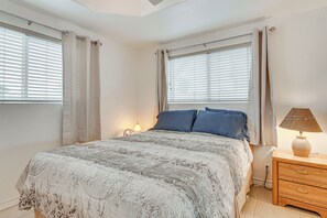 2 bedrooms, desk, WiFi, bed sheets - 5 Mi to Beaches: Sunny Port Isabel Golf Retreat (Port Isabel)