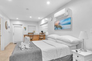 1 bedroom, desk, WiFi