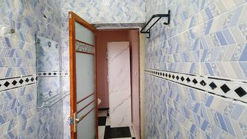 Serviettes fournies, savon, papier toilette