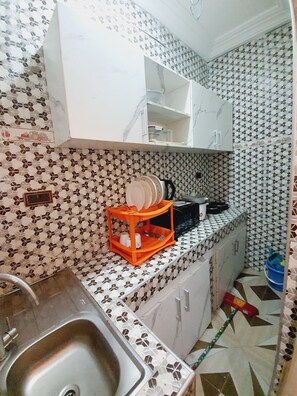 Microwave - Cozy apartment in brilliant Accra with AC, WiFi (Accra)