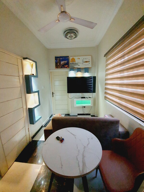 Smart TV - Cozy apartment in brilliant Accra with AC, WiFi (Accra)