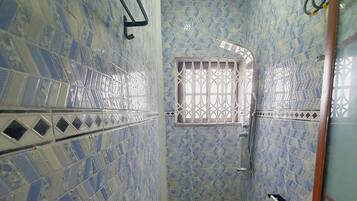 Serviettes fournies, savon, papier toilette