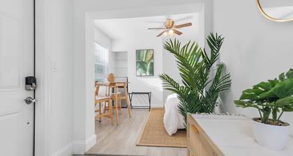 Sleek & Cozy Studio: Freshly Renovated