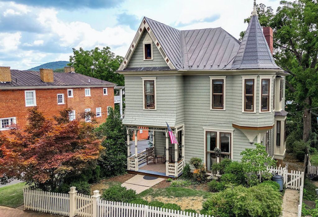 Spacious, Renovated c.1892 Queen Anne Victorian Blocks From Downtown Staunton