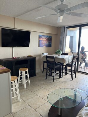 Dining - Beach Side 1-bdrm, AC, Wifi, kitchenette, balcony, direct ocean view. (Daytona Beach Shores)