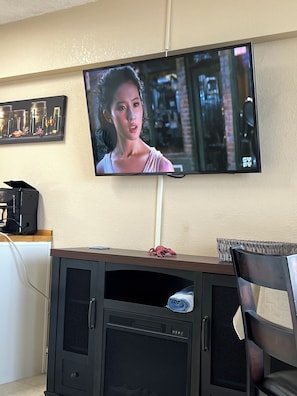 Interior - Beach Side 1-bdrm, AC, Wifi, kitchenette, balcony, direct ocean view. (Daytona Beach Shores)