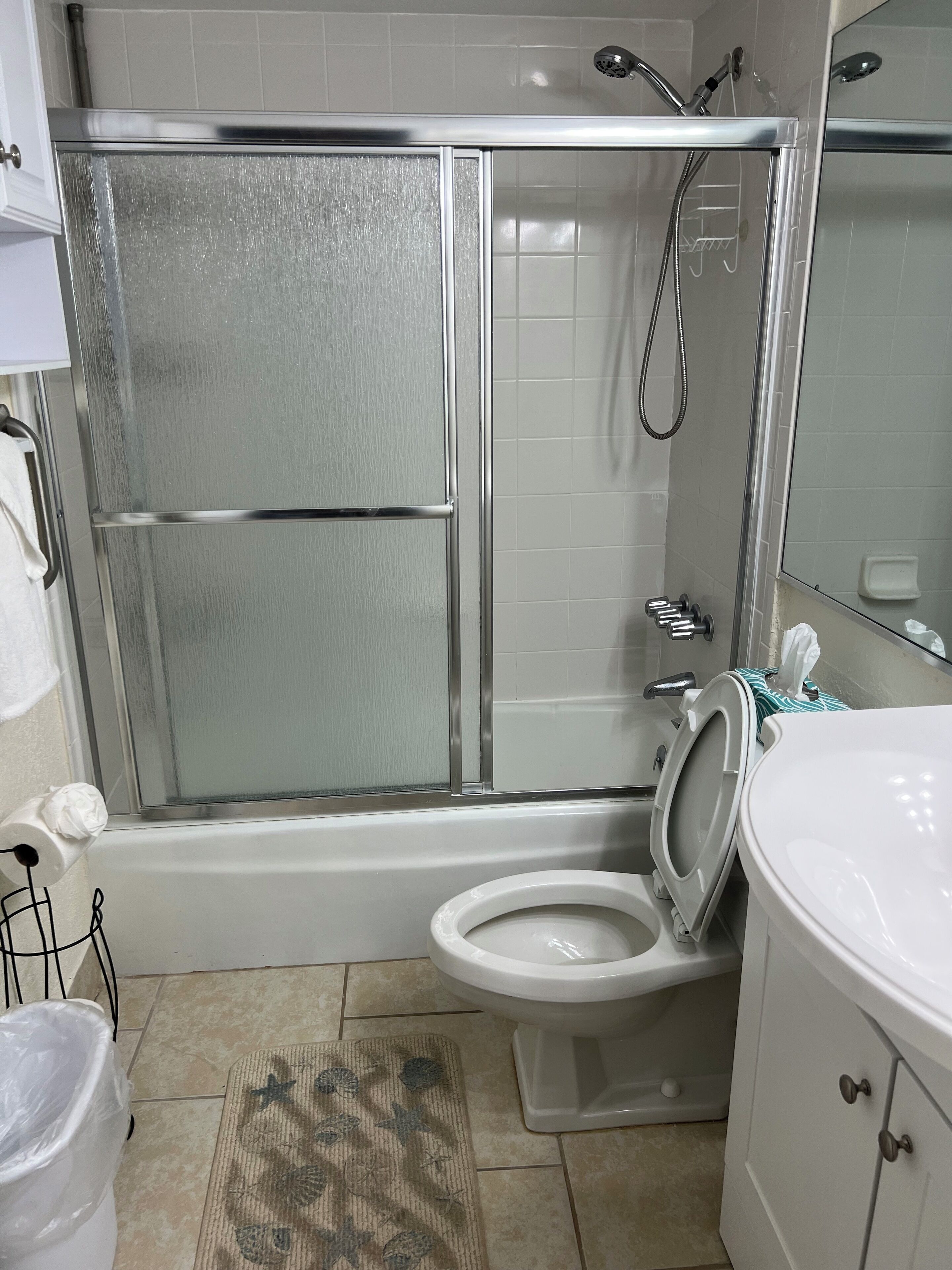 Beach Side 1-bdrm condo with AC, Wifi, kitchenette, balcony, direct ocean view.