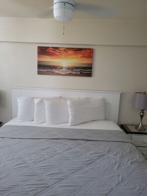 1 bedroom, WiFi, bed sheets - Beach Side 1-bdrm, AC, Wifi, kitchenette, balcony, direct ocean view. (Daytona Beach Shores)