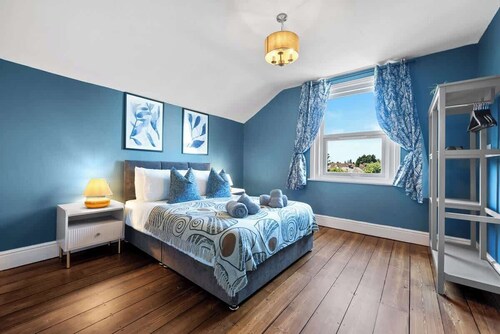 5-BR Luxe Manor, Games Room, w/ Parking, Sleeps 12