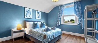 5-BR Luxe Manor, Games Room, w/ Parking, Sleeps 12