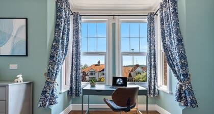 5 BR Stylist Spacious House, w/Off Road Parking CHELTENHAM RACE SPECIAL OFFER