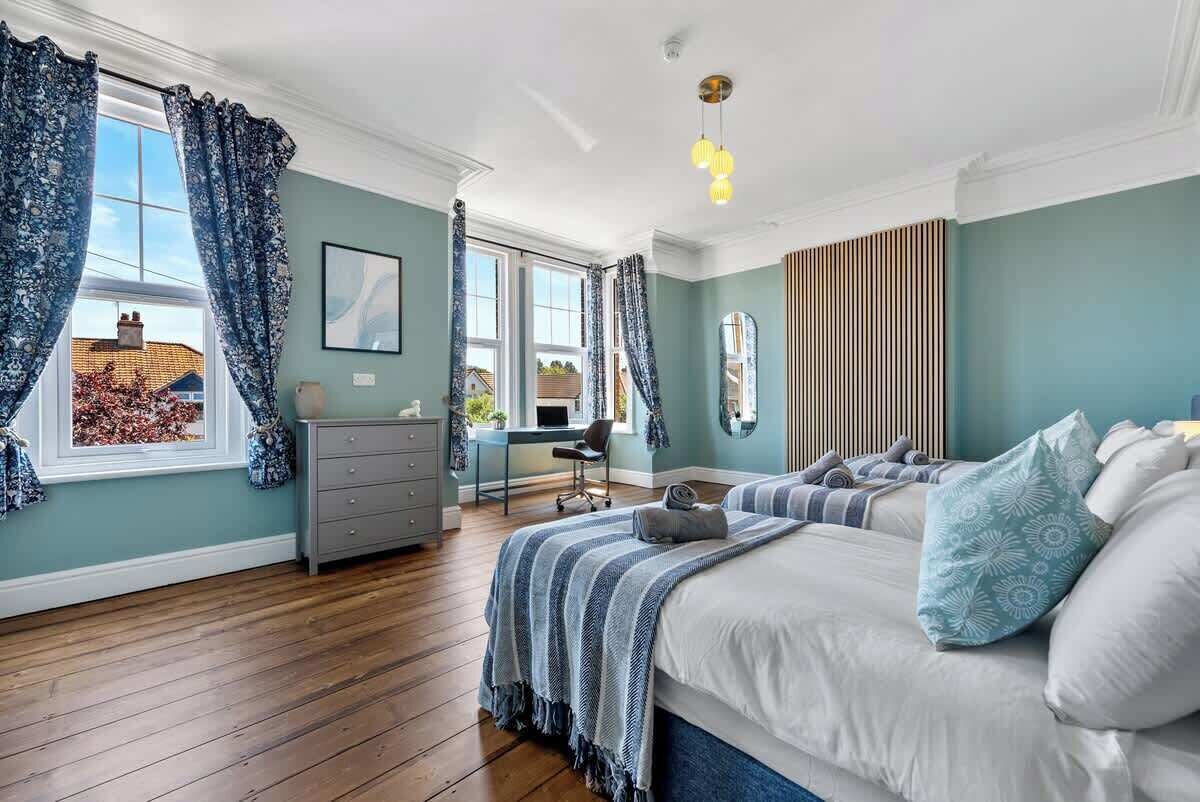 5 bedrooms, desk, iron/ironing board, free WiFi