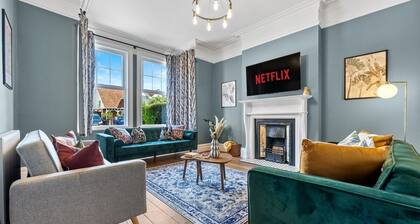 5 BR Stylist Spacious House, w/Off Road Parking CHELTENHAM RACE SPECIAL OFFER