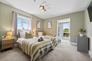 5 Schlafzimmer, Bügeleisen/Bügelbrett, kostenloses WLAN, Bettwäsche