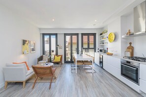 Deluxe Apartment, City View | Living area | 50-inch flat-screen TV with cable channels - Solaga - Chinchilla (Málaga)