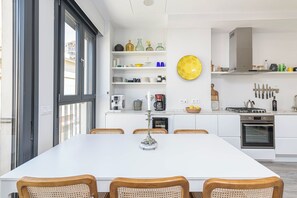 Télévision à écran plat de 50 pouces avec chaînes par câble