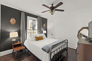 2 slaapkamers, een bureau, een strijkplank/strijkijzer, gratis wifi