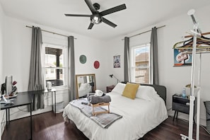 2 bedrooms, desk, iron/ironing board, travel cot - Vintage Oasis Near Stadiums & Downtown, Huge Yard (Houston)