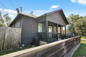 Exterior - Vintage Oasis Near Stadiums & Downtown, Huge Yard (Houston)
