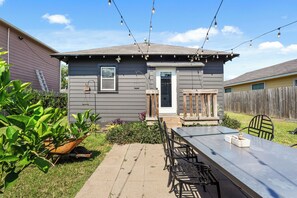 Outdoor dining - Vintage Oasis Near Stadiums & Downtown, Huge Yard (Houston)