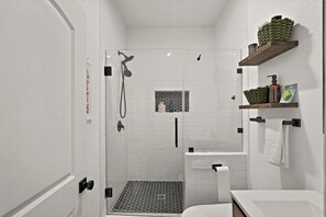 Dusche, Haartrockner, Bidet, Handtücher