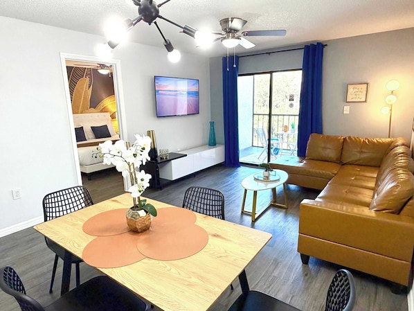 Een smart-tv en een kantoor