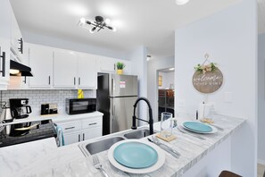 Fridge, microwave, oven, stovetop - *Galaxy Getaway* *NASA*, Pool, BBQ, Gym, Arcade (Titusville)